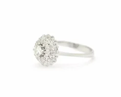 Bague en or blanc entourée de diamants