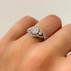 Bague en or blanc, entrelacée de diamants