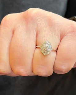 Bague en or blanc et diamants tendance art déco
