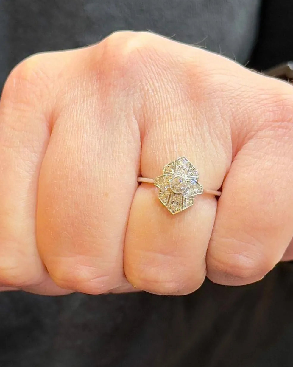 Bague en or blanc et diamants tendance art déco