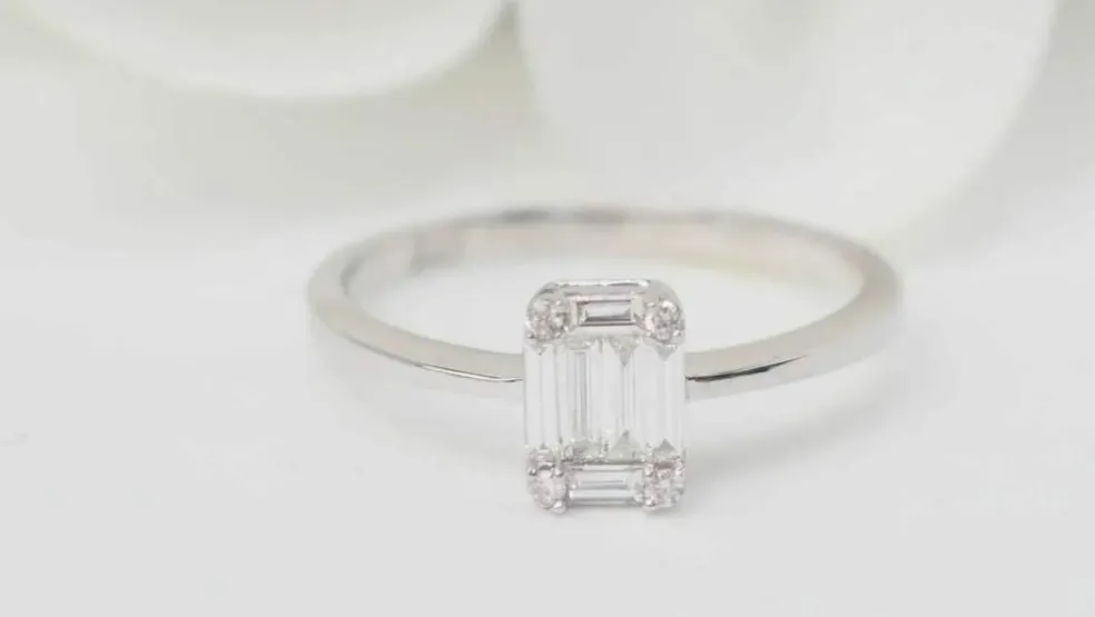 Bague en or blanc et diamants baguettes