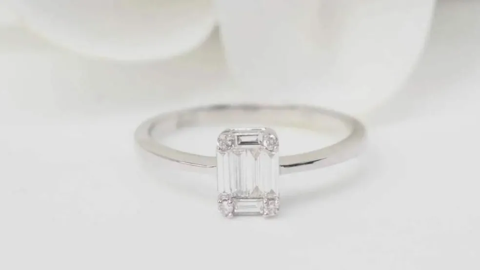 Bague en or blanc et diamants baguettes