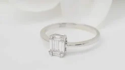 Bague en or blanc et diamants baguettes