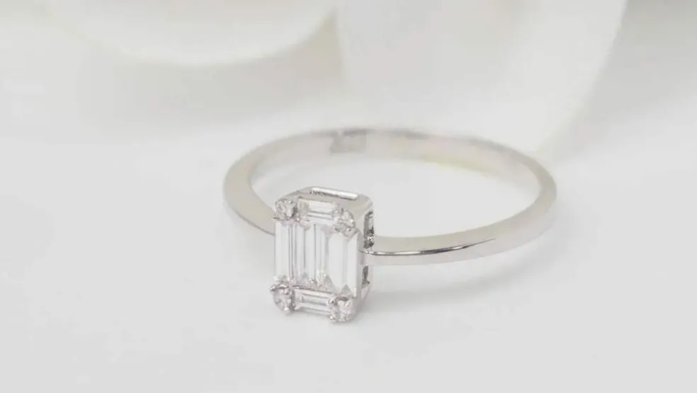Bague en or blanc et diamants baguettes