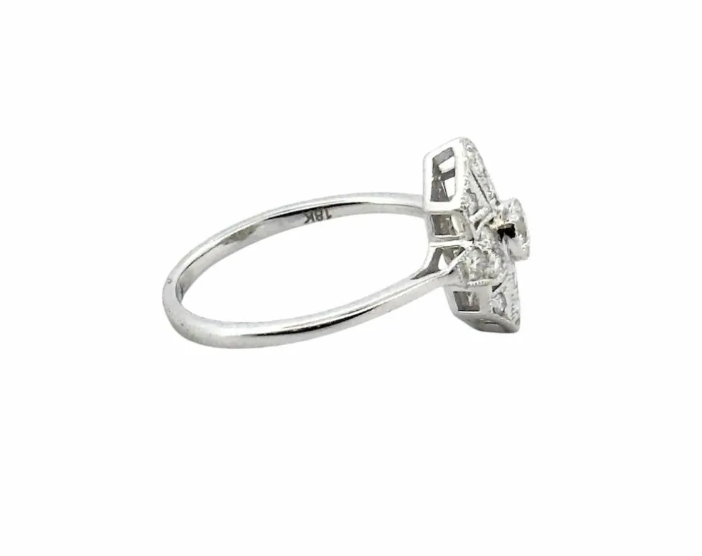 Bague en or blanc et diamants tendance art déco