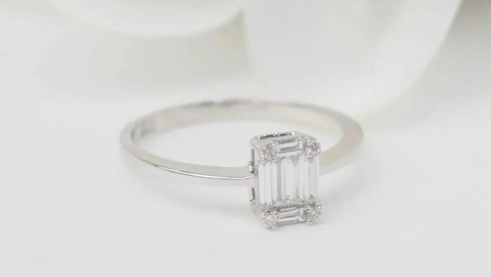 Bague en or blanc et diamants baguettes