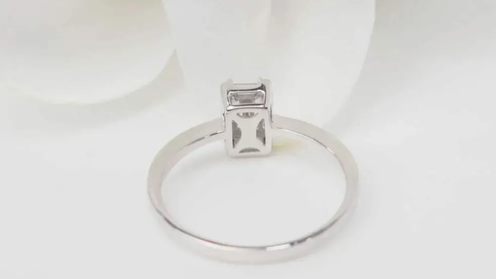 Bague en or blanc et diamants baguettes