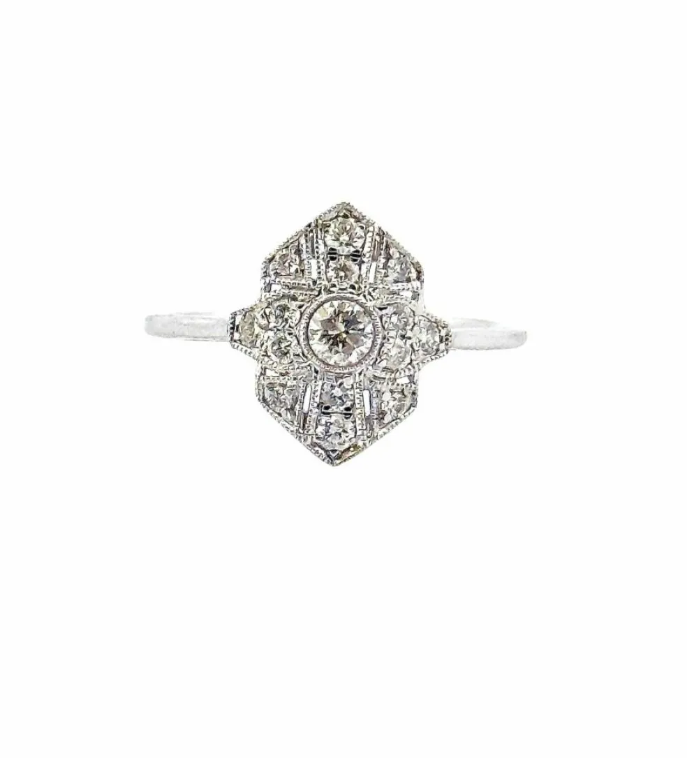 Bague en or blanc et diamants tendance art déco
