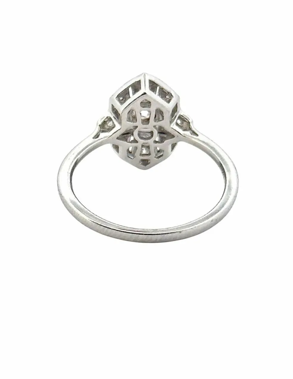 Bague en or blanc et diamants tendance art déco