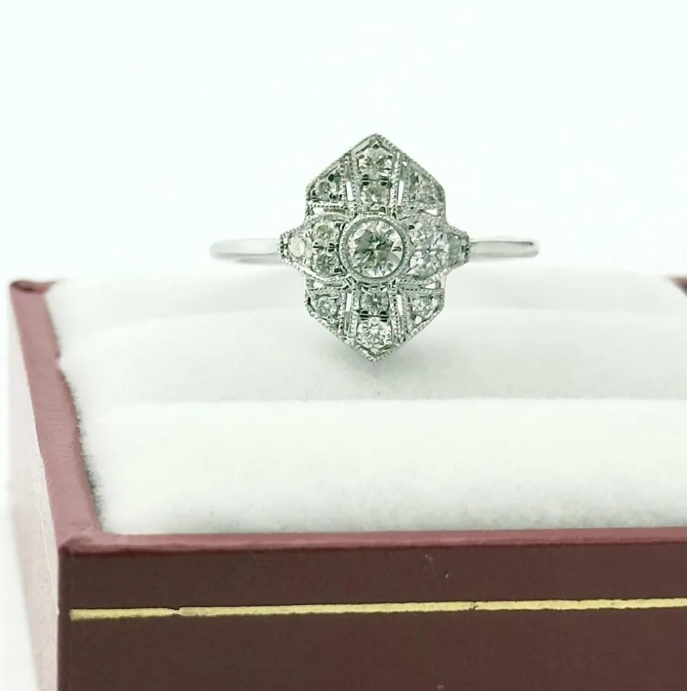 Bague en or blanc et diamants tendance art déco