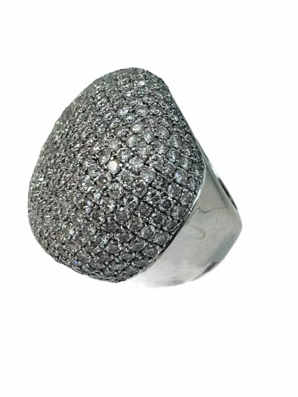 Bague en or blanc et pavage en diamants