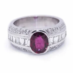 Bague en or blanc et rubis de Birmanie