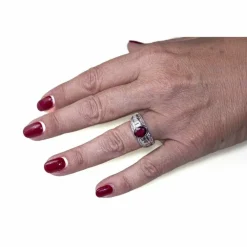 Bague en or blanc et rubis de Birmanie