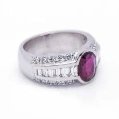 Bague en or blanc et rubis de Birmanie