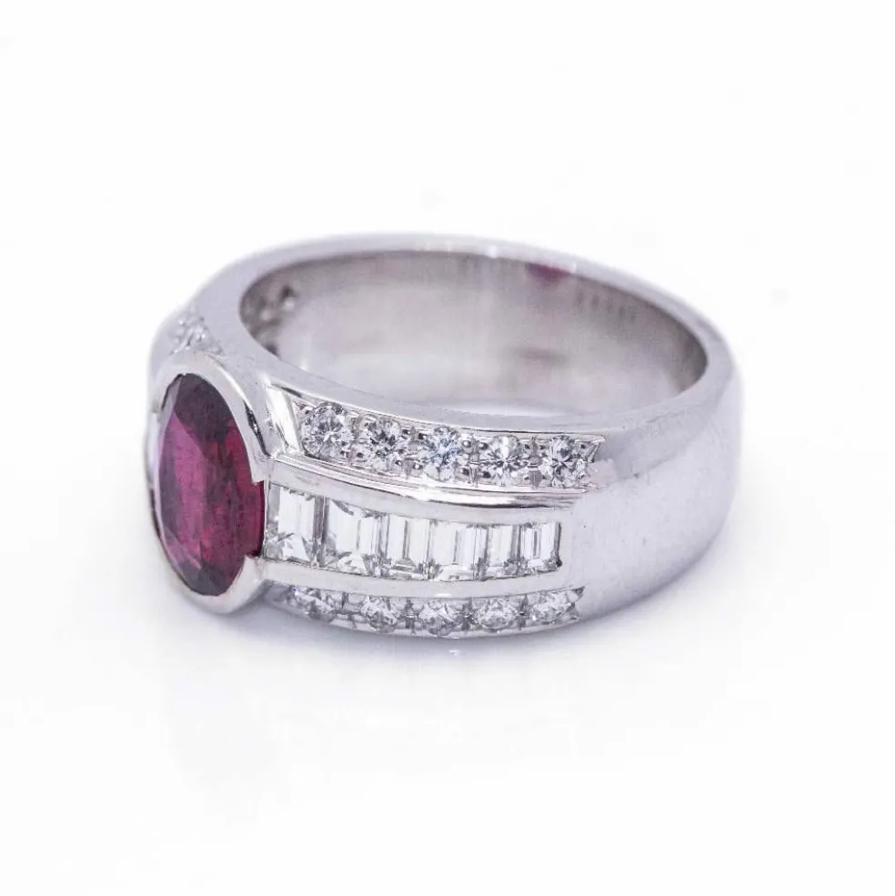 Bague en or blanc et rubis de Birmanie