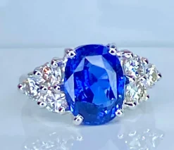 Bague en or blanc, exceptionnel saphir Birman non chauffé 5,32 carats