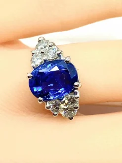 Bague en or blanc, exceptionnel saphir Birman non chauffé 5,32 carats
