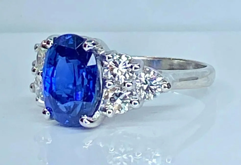 Bague en or blanc, exceptionnel saphir Birman non chauffé 5,32 carats