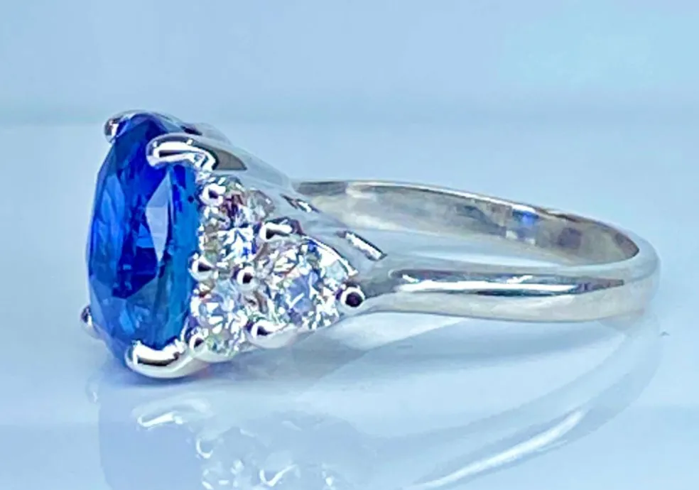 Bague en or blanc, exceptionnel saphir Birman non chauffé 5,32 carats