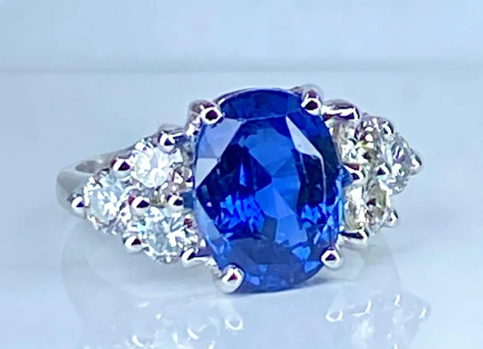 Bague en or blanc, exceptionnel saphir Birman non chauffé 5,32 carats