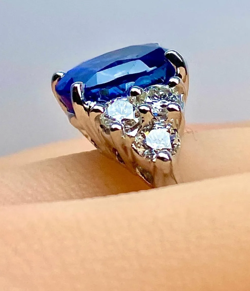 Bague en or blanc, exceptionnel saphir Birman non chauffé 5,32 carats