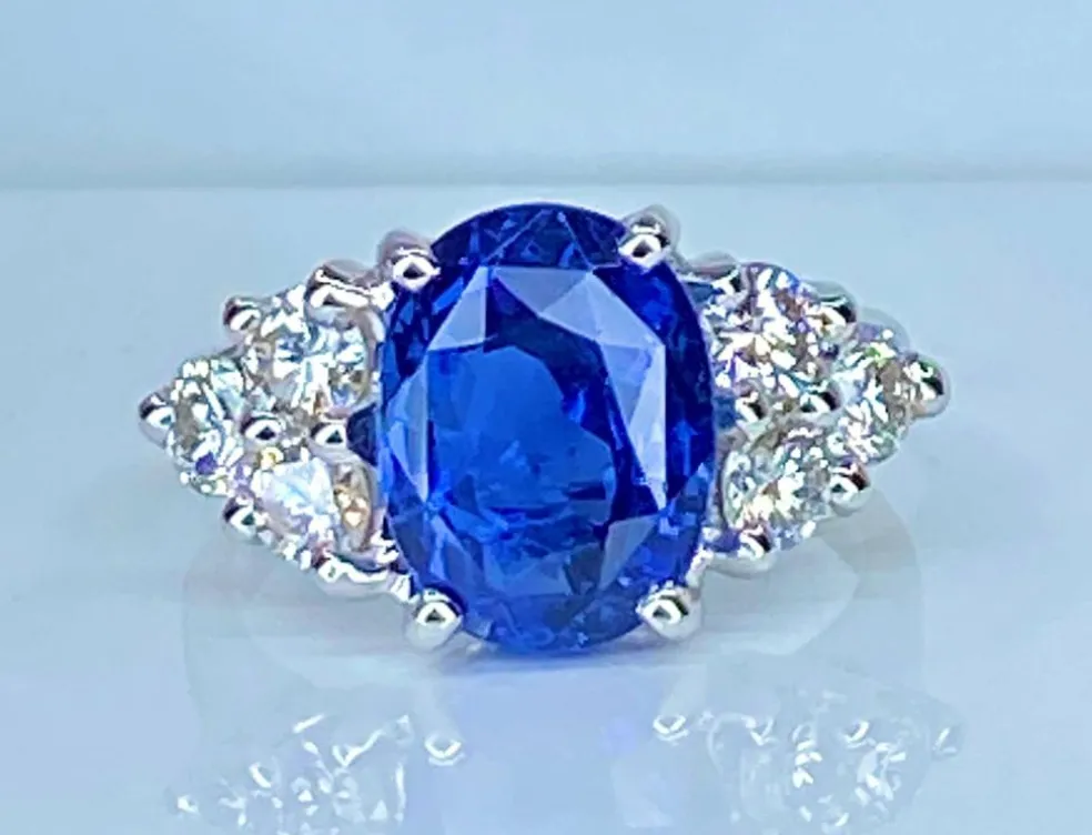 Bague en or blanc, exceptionnel saphir Birman non chauffé 5,32 carats