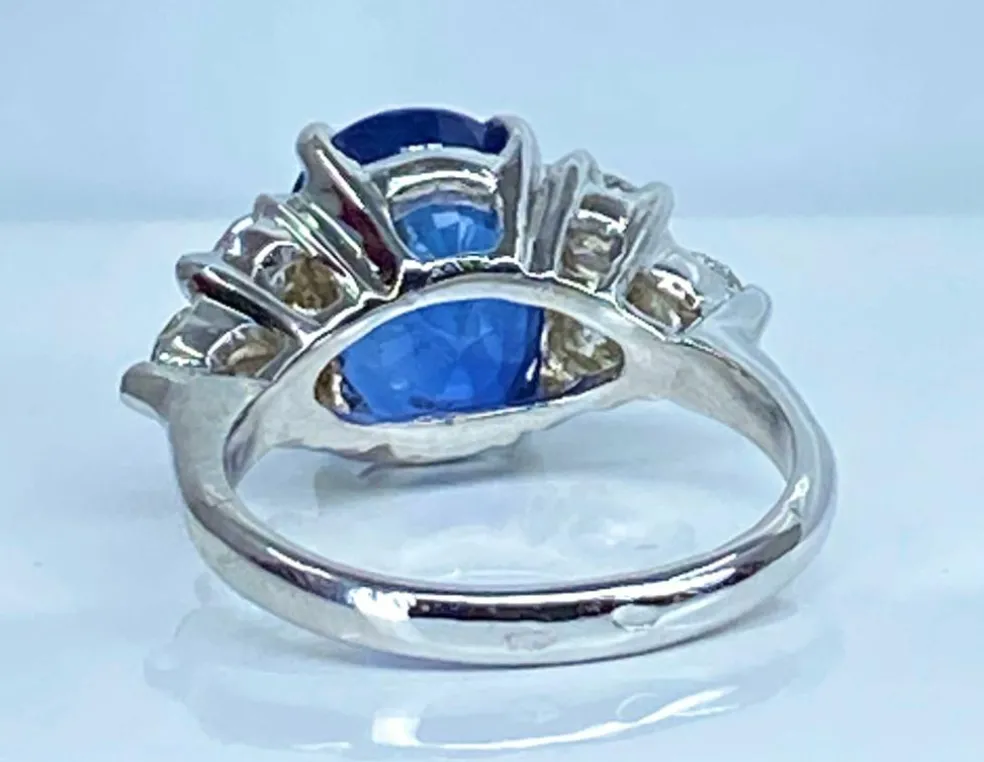 Bague en or blanc, exceptionnel saphir Birman non chauffé 5,32 carats