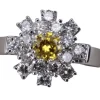 Bague en or blanc fleur diamant jaune