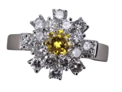 Bague en or blanc fleur diamant jaune