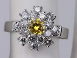 Bague en or blanc fleur diamant jaune