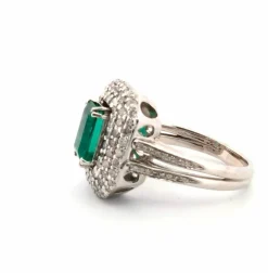 Bague en or blanc massif avec émeraude colombienne et diamants