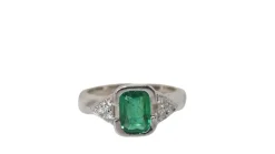 Bague en or blanc, émeraude et diamants