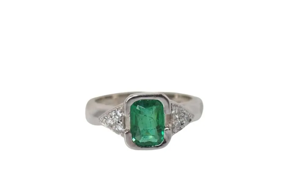 Bague en or blanc, émeraude et diamants