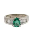 Bague en or blanc, émeraude et diamants baguettes