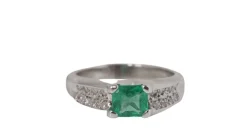 Bague en or blanc, émeraude et diamants