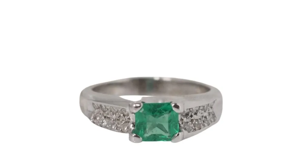 Bague en or blanc, émeraude et diamants