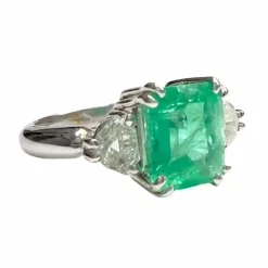 Bague en or blanc, émeraude et diamants du XXe siècle avec certificat de laboratoire