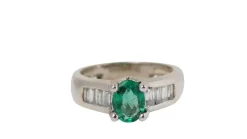 Bague en or blanc, émeraude et diamants baguettes