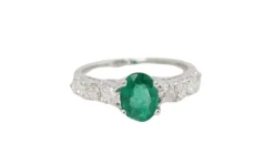 Bague en or blanc, émeraude et diamants