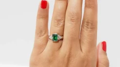 Bague en or blanc, émeraude et diamants