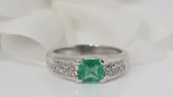 Bague en or blanc, émeraude et diamants