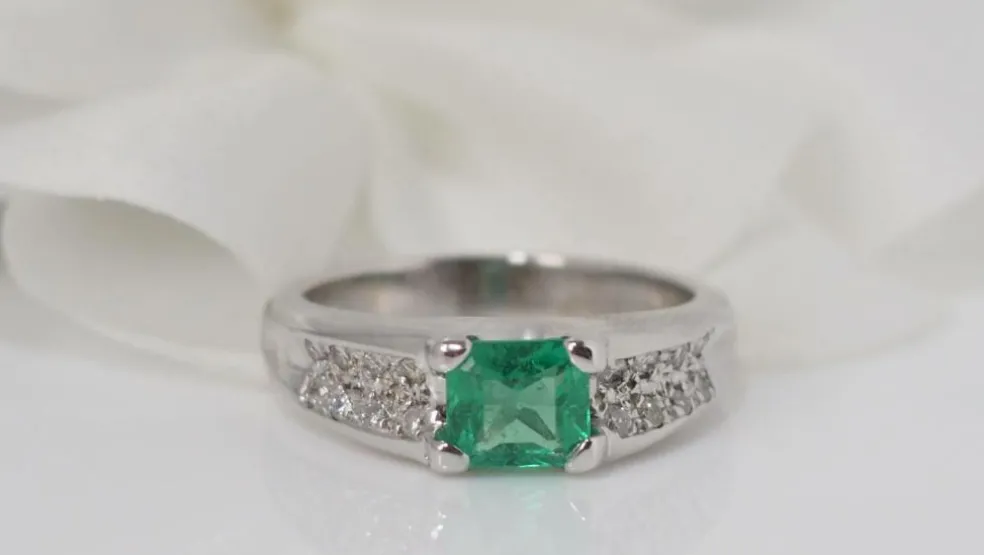 Bague en or blanc, émeraude et diamants