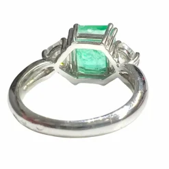 Bague en or blanc, émeraude et diamants du XXe siècle avec certificat de laboratoire