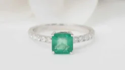 Bague en or blanc, émeraude carrée et diamants