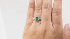 Bague en or blanc, émeraude et diamants