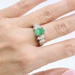 Bague en or blanc, émeraude et diamants