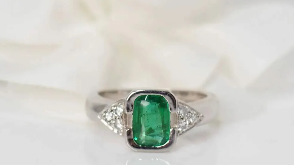Bague en or blanc, émeraude et diamants