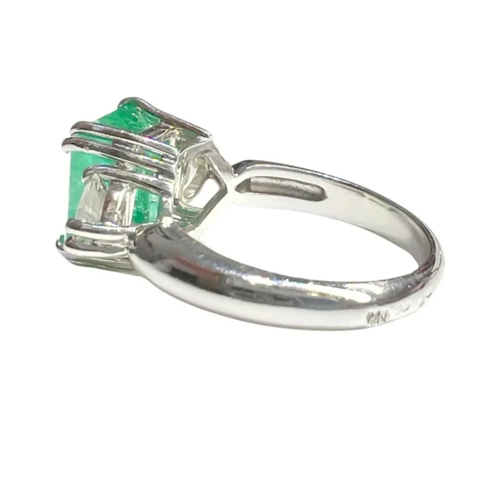 Bague en or blanc, émeraude et diamants du XXe siècle avec certificat de laboratoire