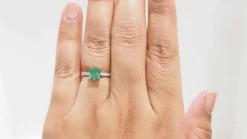 Bague en or blanc, émeraude carrée et diamants