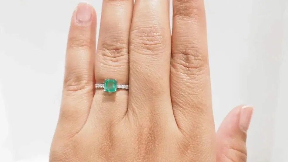 Bague en or blanc, émeraude carrée et diamants